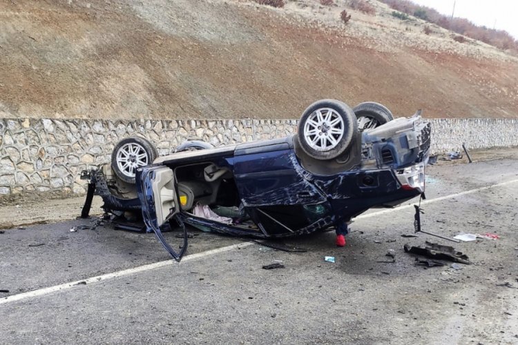 Takla atan otomobilin i&ccedil;inde hayatını kaybetti