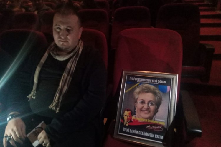 Annesinin anısını yaşatmak i&ccedil;in her oyunda fotoğrafını koltuğa koyuyor