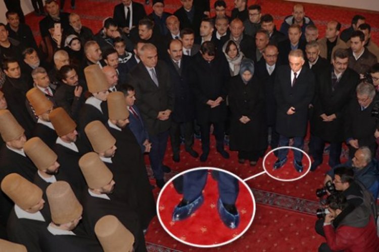 Konya Valisi Orhan Toprak, t&uuml;rbeye ayakkabıyla girdi