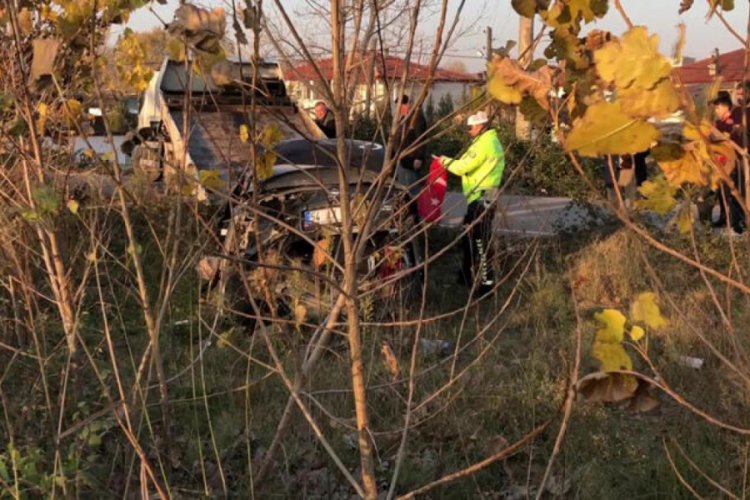 Polis, kaza yapan otomobilden d&uuml;şen bayrağı katlayıp araca koydu