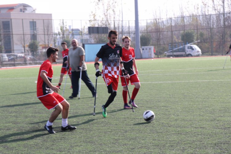 Ampute takımı ile futbol ma&ccedil;ı yaptılar
