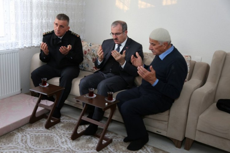 Vali şehit ailesini ziyaret etti
