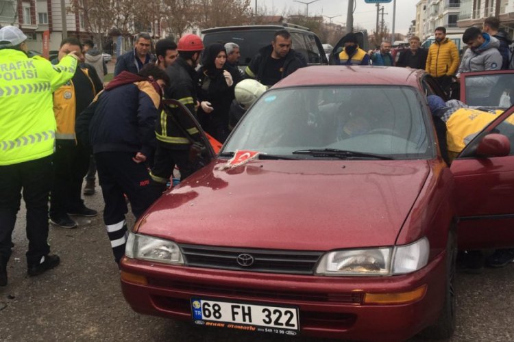 Minib&uuml;sle otomobil &ccedil;arpıştı
