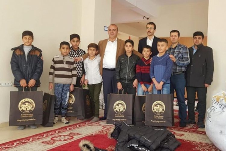 &Ouml;ğrencilere kışlık bot ve mont yardımı yapıldı
