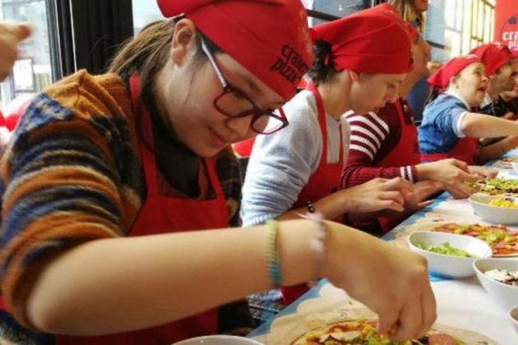 Engelli bireyler kendi elleriyle pizza yaptı