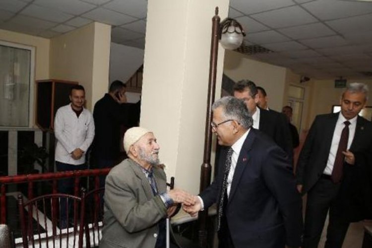 Başkan B&uuml;y&uuml;kkılı&ccedil;, huzurevini ziyaret etti