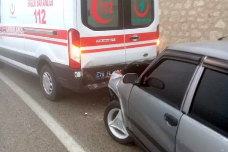 Yaralı taşıyan ambulans kaza yaptı