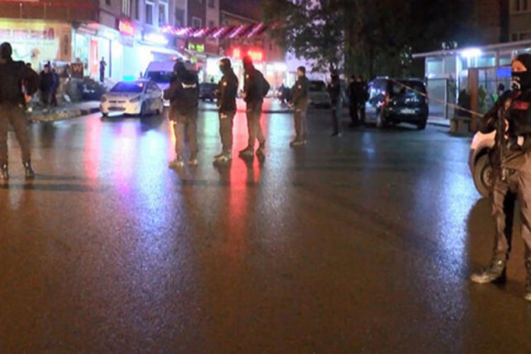Esenyurt'ta hareketli anlar... Polis silahlı ş&uuml;pheliyi vurdu