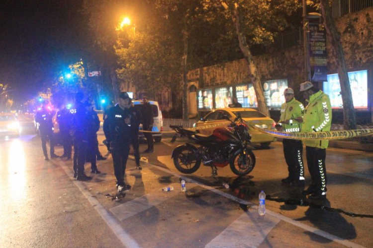 Motosiklet polis aracına &ccedil;arptı: 2 yaralı