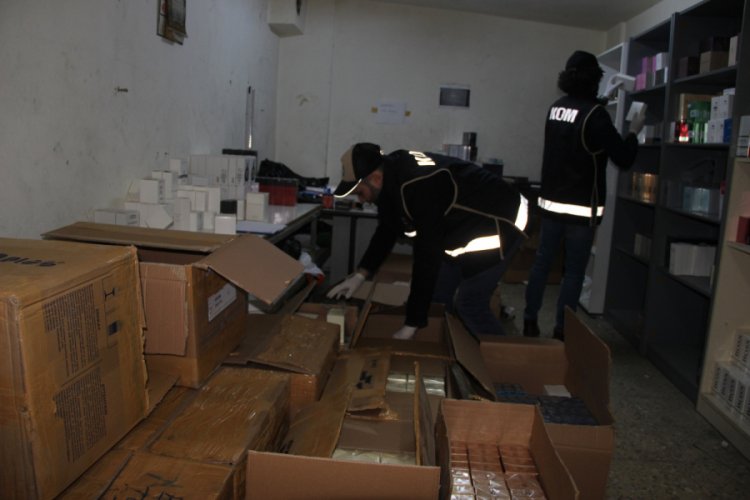 İş hanında &ccedil;ok sayıda ka&ccedil;ak &uuml;r&uuml;n ele ge&ccedil;irildi