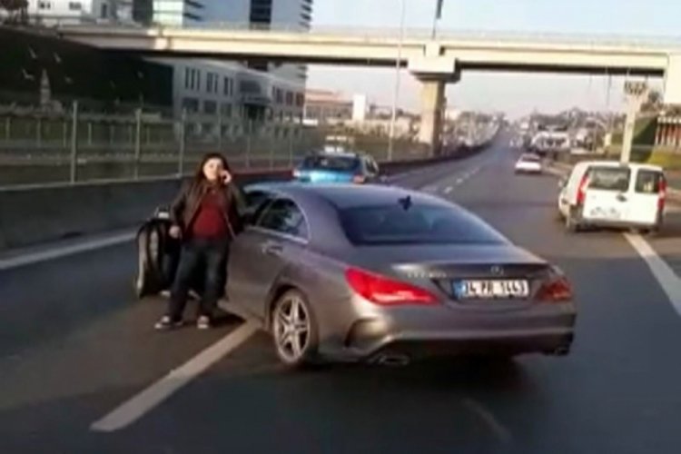 Kadın s&uuml;r&uuml;c&uuml; otob&uuml;s&uuml;n &ouml;n&uuml;n&uuml; kesti