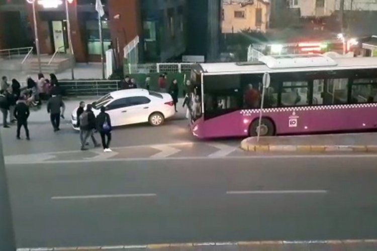 Hatalı park edilen aracı vatandaşlar d&uuml;zeltti