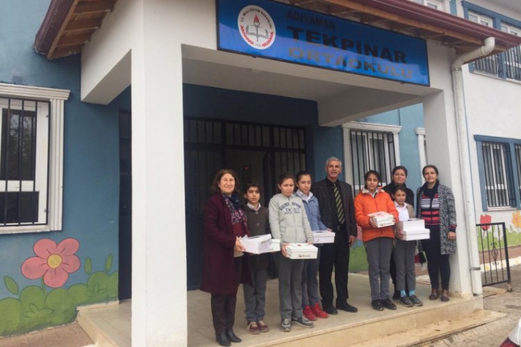 K&ouml;y okulundaki &ouml;ğrencilere kışlık ayakkabı dağıtıldı