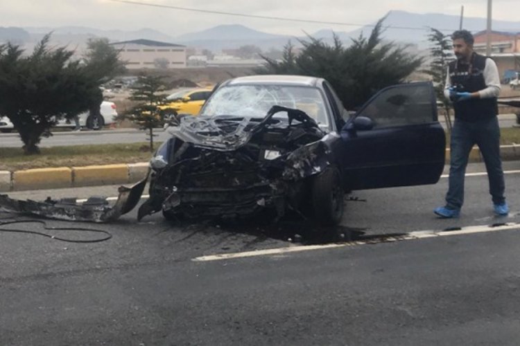 Alkoll&uuml; s&uuml;r&uuml;c&uuml; durakta bekleyen yolculara &ccedil;arptı: 3 &ouml;l&uuml;