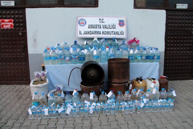 Jandarma ka&ccedil;ak alkol operasyonu yaptı
