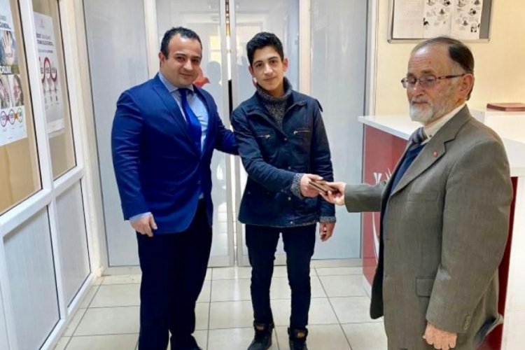 Yolda bulduğu c&uuml;zdanı sahibine teslim etti