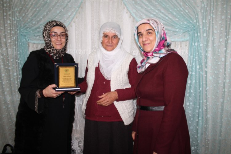 Yılın annesi &ouml;d&uuml;l&uuml; Hacire Akar'a verildi
