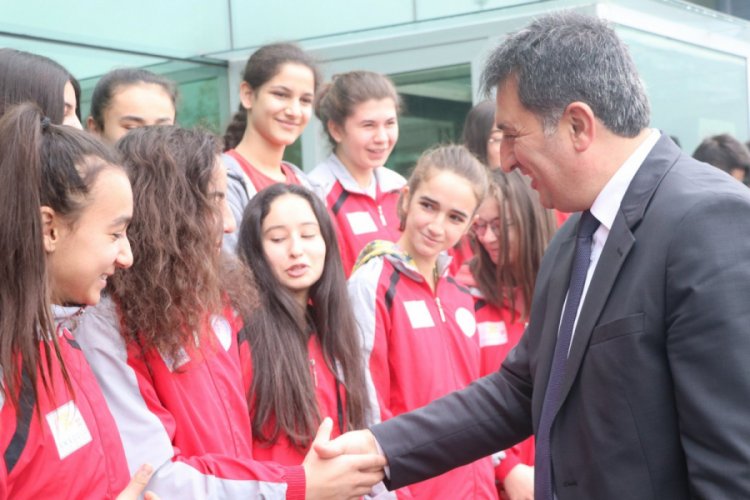 İl M&uuml;d&uuml;r&uuml; Eskici, voleybolcuları uğurladı