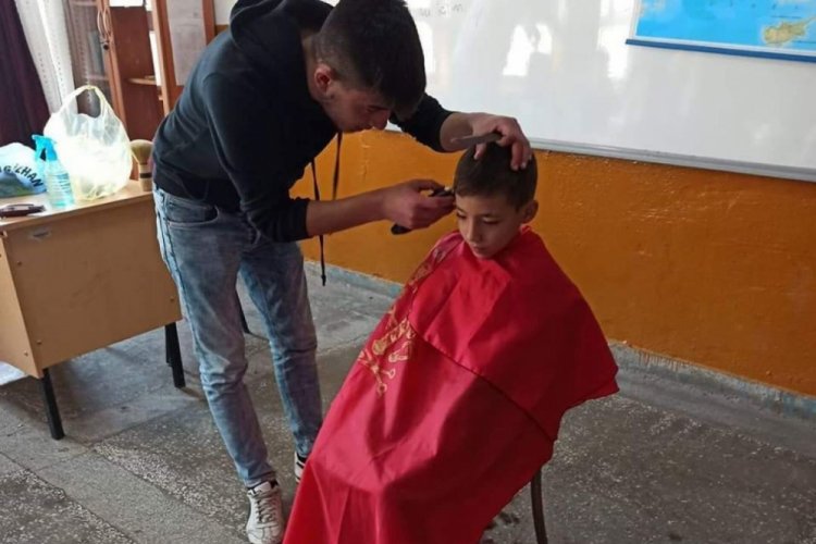 &Ouml;ğrencilerine sa&ccedil; bakımı yaptılar