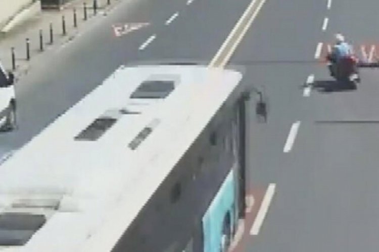 Otob&uuml;s&uuml;n &ccedil;arptığı motosikletli metrelerce s&uuml;r&uuml;klendi