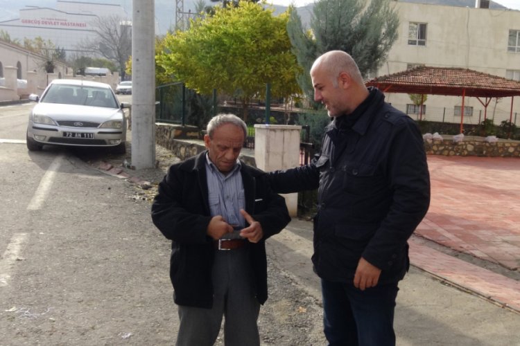 Para dolu c&uuml;zdanı sahibine teslim etti