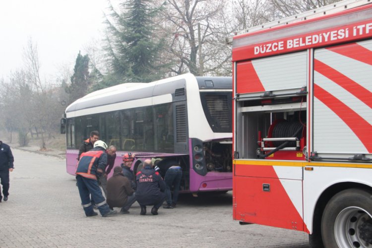 Şof&ouml;r&uuml;n dikkati otob&uuml;s&uuml; yanmaktan kurtardı
