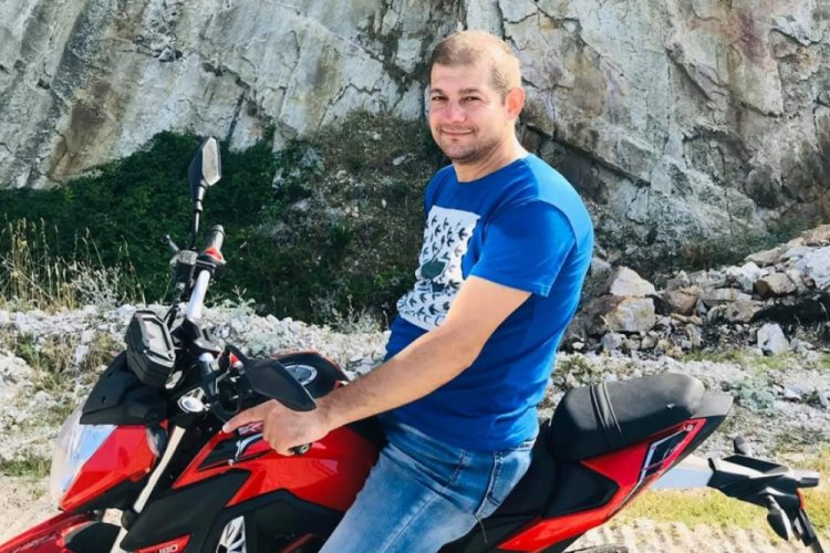 Hafriyat kamyonunun &ccedil;arptığı motosikletli hayatını kaybetti