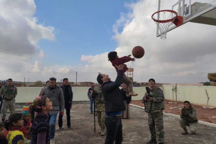 Barış Pınarı Harekatıyla &ccedil;ocukların y&uuml;z&uuml; g&uuml;ld&uuml;