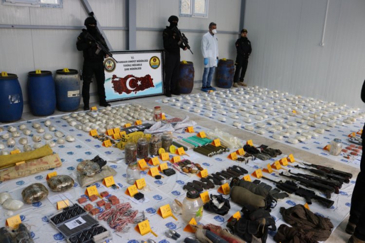 Ter&ouml;ristlere ait cephanelik ele ge&ccedil;irildi: 22 g&ouml;zaltı