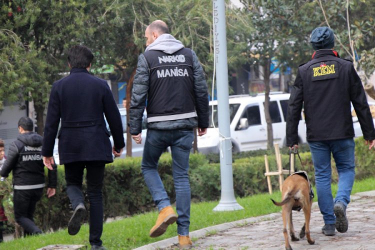 Okul &ouml;nleri ve parklarda narkotik denetimi yapıldı