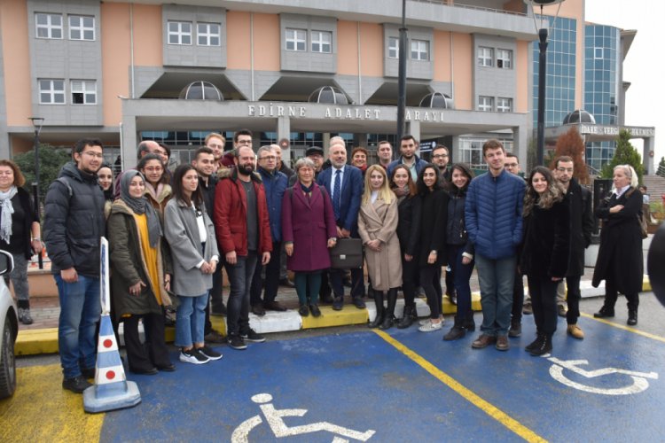 K&uuml;&ccedil;&uuml;k kızlara bekaret testi yapmayan doktor beraat etti