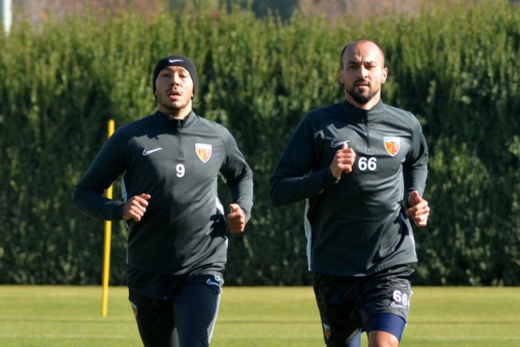 Umut Bulut ve Şamil &Ccedil;inaz antrenmana &ccedil;ıktı