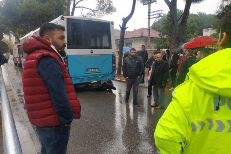 Motosiklet otob&uuml;s&uuml;n altına girdi, vatandaşlar yardıma koştu