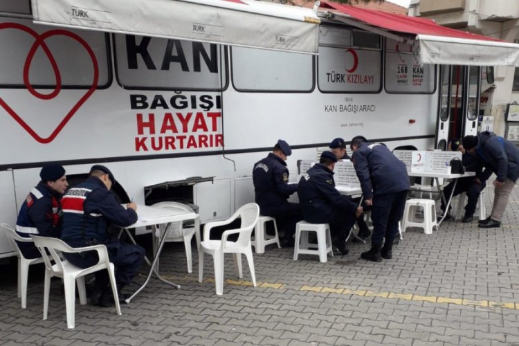 Bursa'da jandarmadan Kızılay'a kan bağışı
