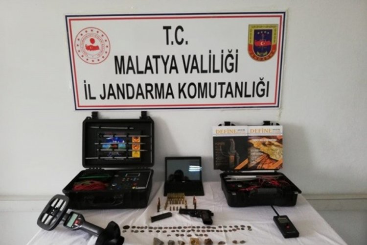 Durdurulan ara&ccedil;ta tarihi eserler ve silah ele ge&ccedil;irildi