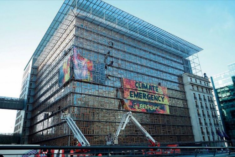 AB Liderler Zirvesi binasında 'yangınlı' &ccedil;evre protestosu