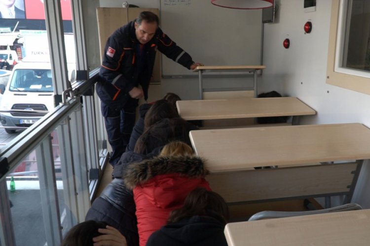 Bursa'da &ouml;ğrenciler 7.4'l&uuml;k depremi yaşadı