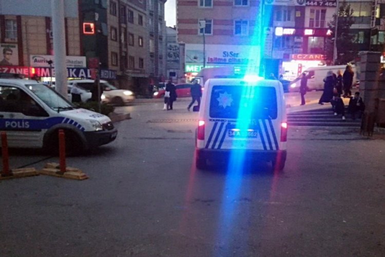 Polis, yabancı uyruklu gen&ccedil;leri gasp eden ş&uuml;phelileri kısa s&uuml;rede yakalandı