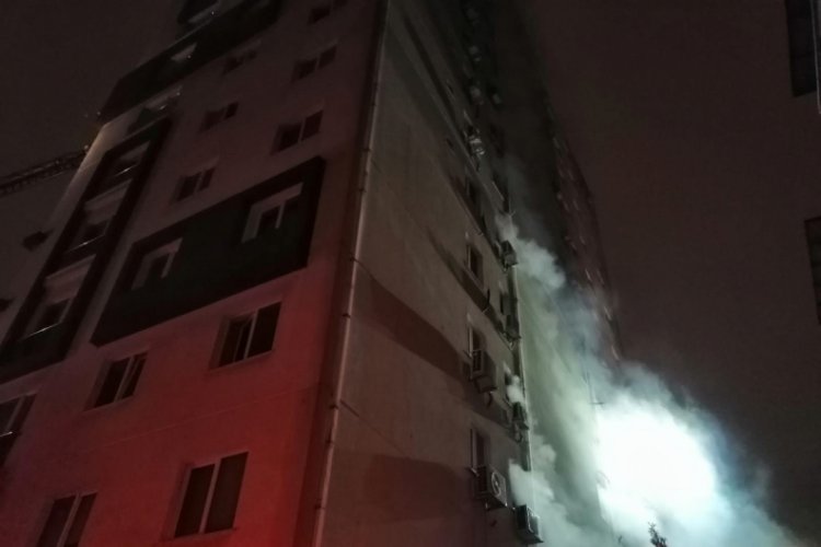 12 katlı binanın trafosunda &ccedil;ıkan yangın paniğe neden oldu