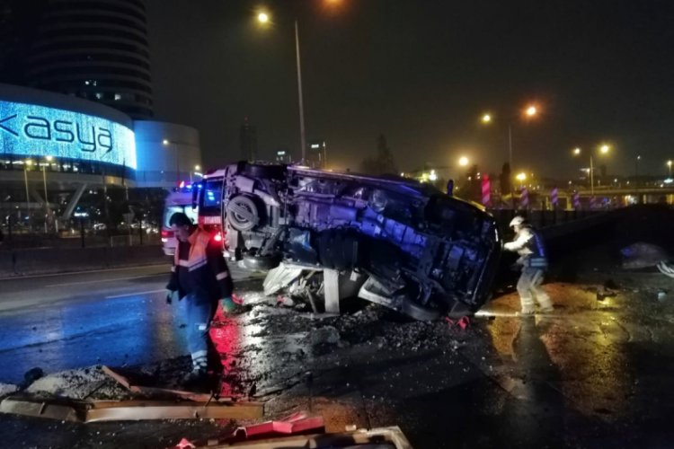Bariyerlerin &uuml;zerine &ccedil;ıkan minib&uuml;steki vatandaşları itfaiye kurtardı