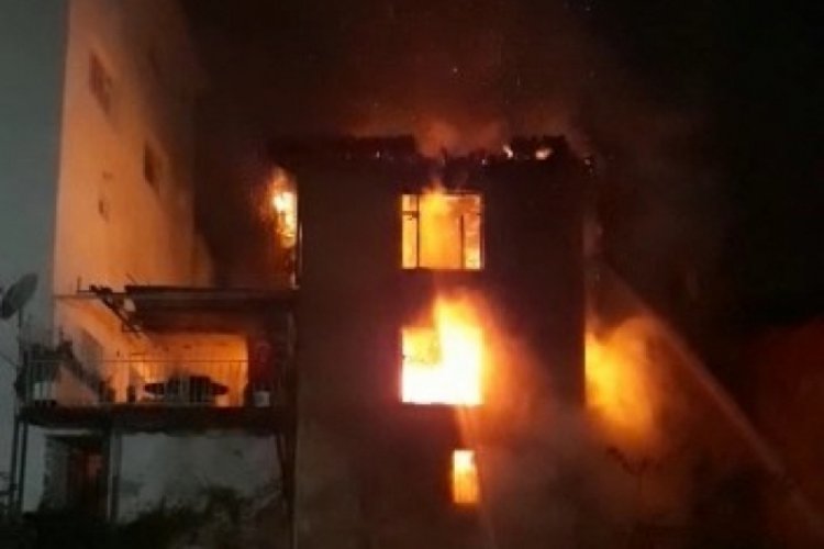 Bursa'da 3 katlı bina yandı