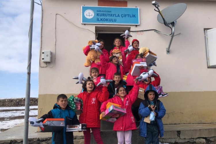 &Ccedil;ocuklara oyuncak, kışlık mont ve bot dağıttılar