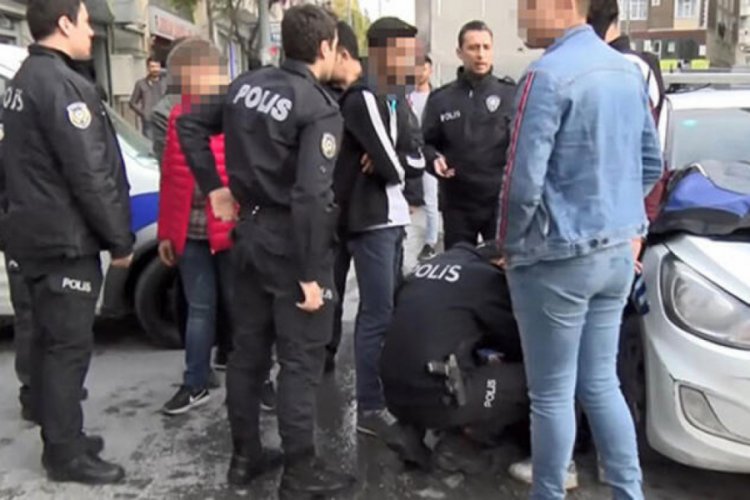 6 lise &ouml;ğrencisi yabancı uyruklu iki genci d&ouml;vd&uuml;!