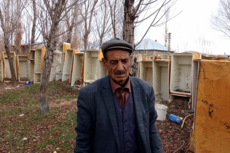 Buzdolabı kasalarından duvar yaptı