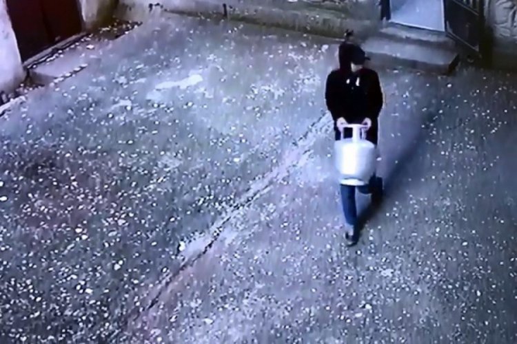 D&uuml;kkanın &ouml;n&uuml;ndeki t&uuml;pleri &ccedil;aldılar