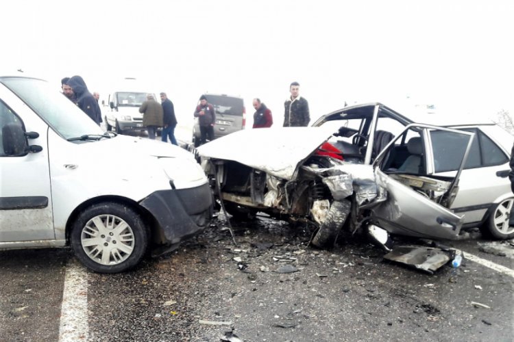 Otomobiller kafa kafaya &ccedil;arpıştı