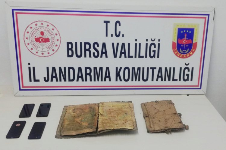 Bursa'da bin yıllık İncil'i satarken yakalandılar