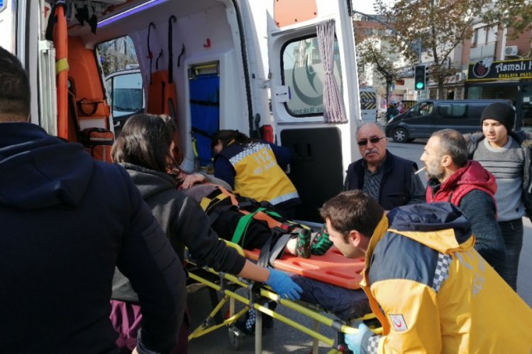 Noterde işlemlerini tamamladığı aracıyla ilk kez yola &ccedil;ıkınca kaza yaptı