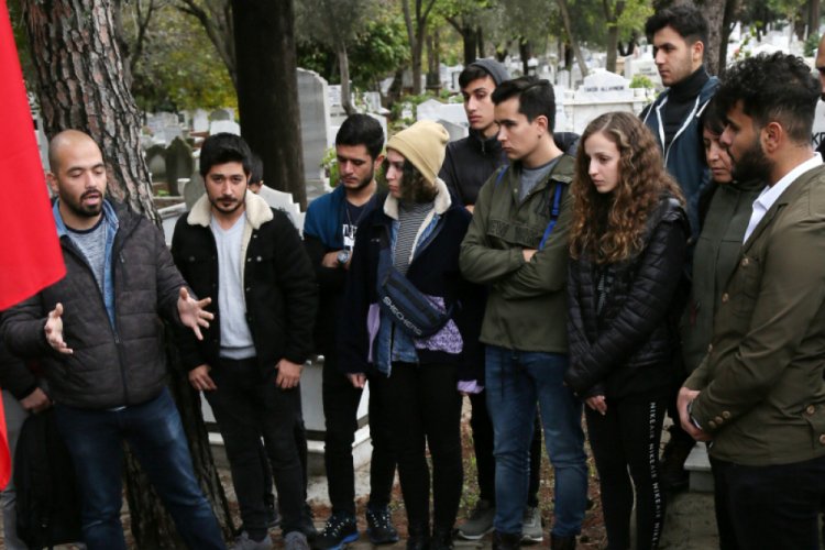 Kahraman top&ccedil;u y&uuml;zbaşı, mezarı başında anıldı