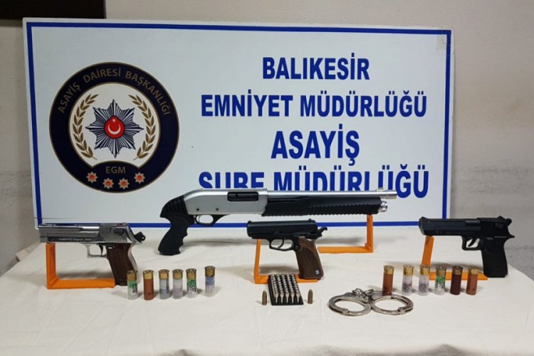 Ruhsatsız silahlar ele ge&ccedil;irildi